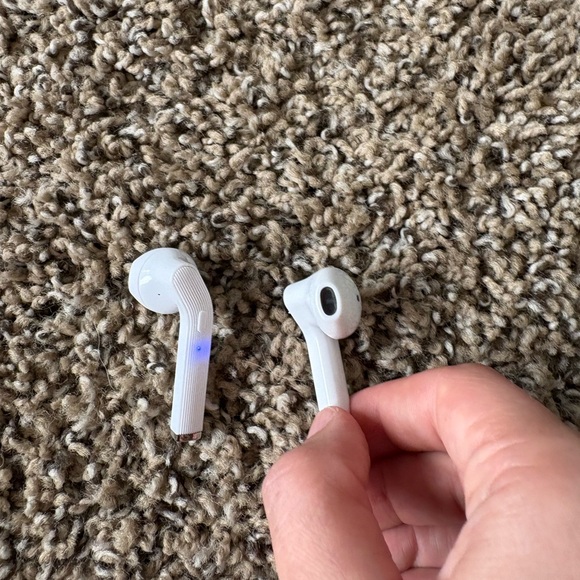 Wireless White Earbud Headphones - Picture 5 of 8
